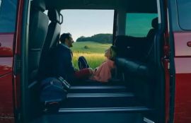 mu2327-vw-multivan-couple-in-vehicle