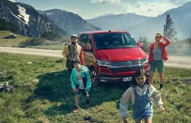 mu2460-vw-multivan-family-in-front-of-vehicle